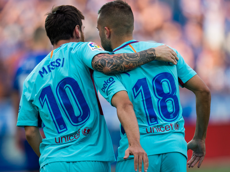 Klein, aber oho: Lionel Messi bedankt sich beim Vorlagengeber zum 1:0, Jordi Alba.