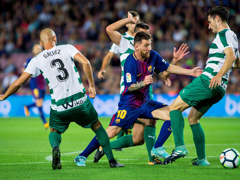Von Eibars Verteidigern konnte ihn am Dienstagabend niemand stoppen: Barcelonas Lionel Messi (Mitte).