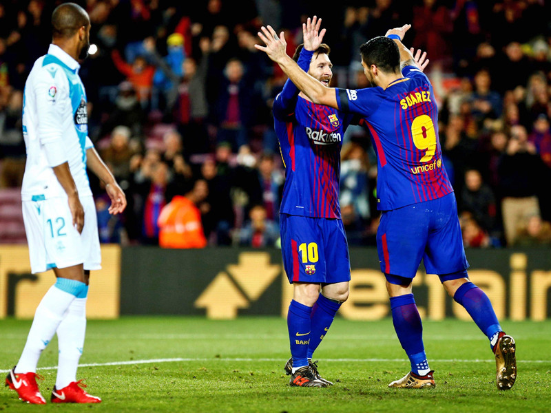 Dank an den uneigenn&#252;tzigen Vorbereiter: Luis Suarez (#9) bedankt sich bei Lionel Messi.
