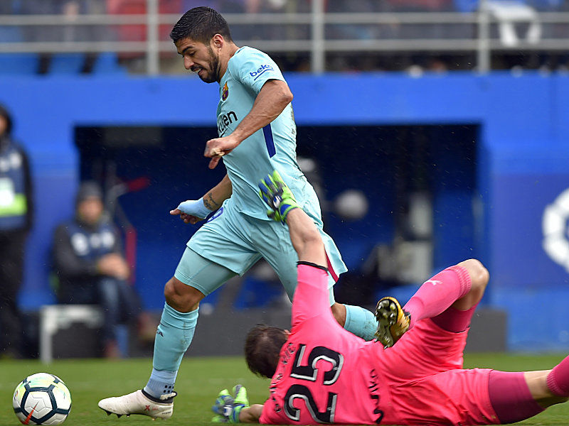 Barcelonas Suarez umkurvt Eibars Keeper Dmitrovic und erzielt das 1:0.