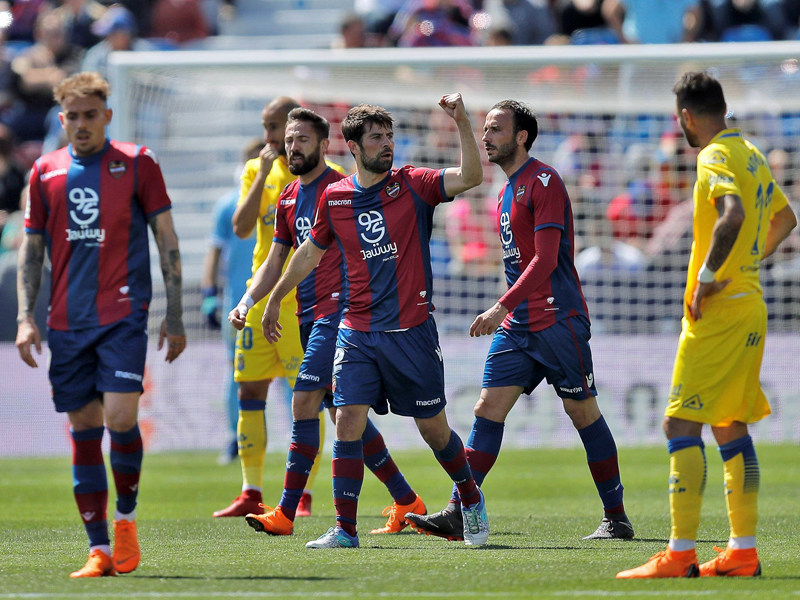 Faust geballt f&#252;rs F&#252;hrungstor: Schalke-Leihgabe Coke im Trikot von UD Levante.