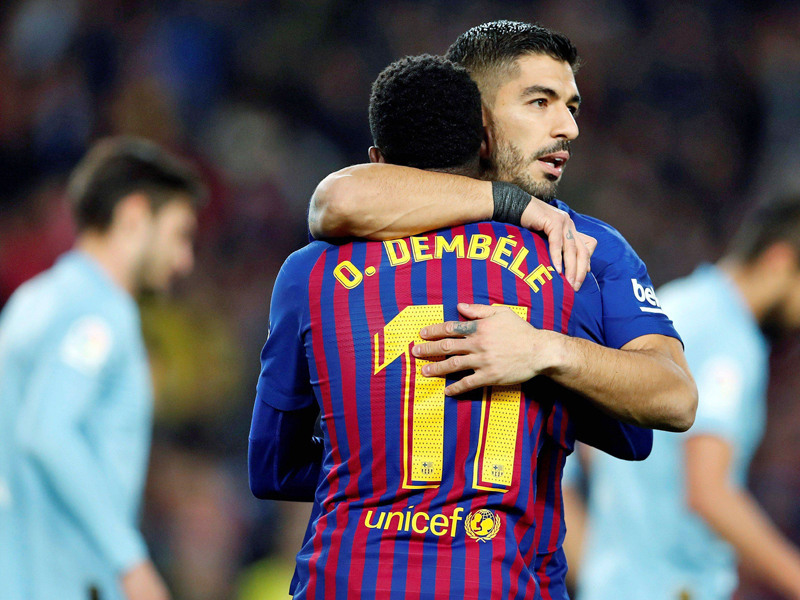 Herzliche Umarmung nach dem F&#252;hrungstor: Barcelonas Ousmane Dembel&#233; (#11) l&#228;sst sich von Luis Suarez feiern.