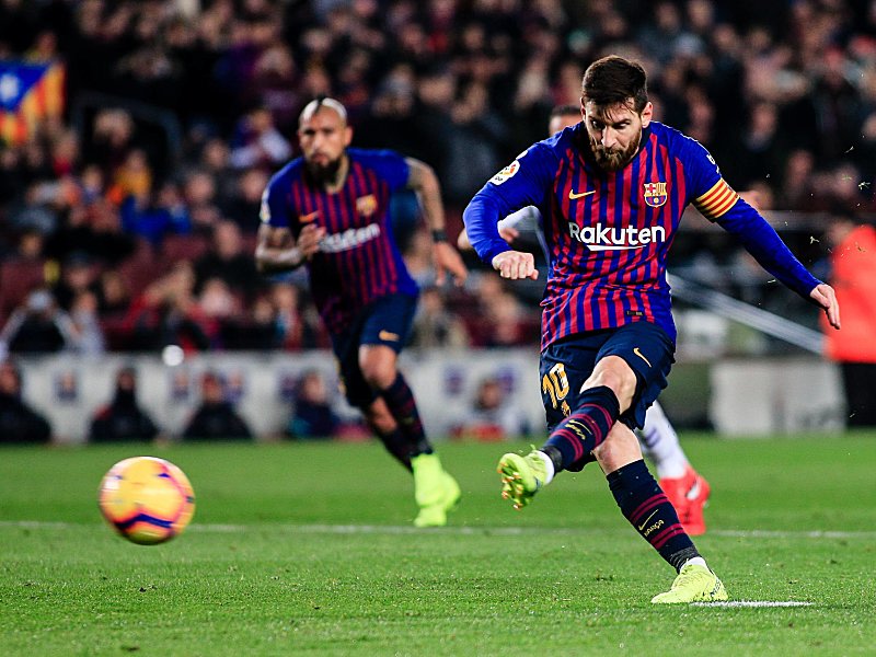 Einmal erfolgreich vom Punkt, einmal nicht: Barcelonas Lionel Messi.