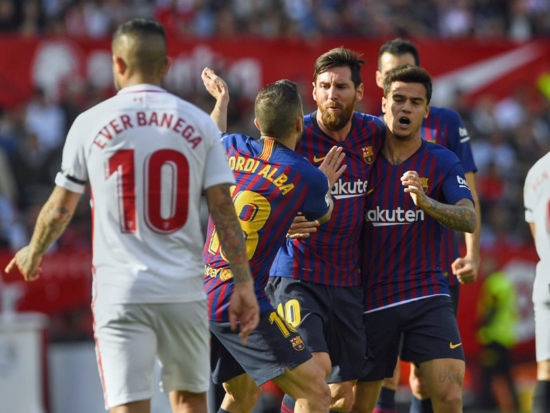 Mal wieder voll im Fokus: Barcelonas Superstar Lionel Messi (Mitte) wird von den Kollegen gefeiert.