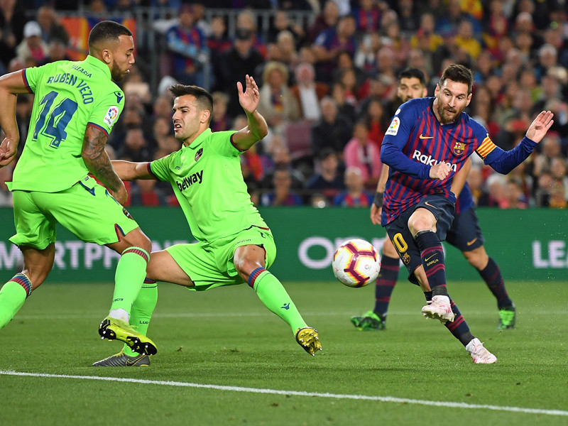 Messi schlenzt zum 1:0 gegen Levante.