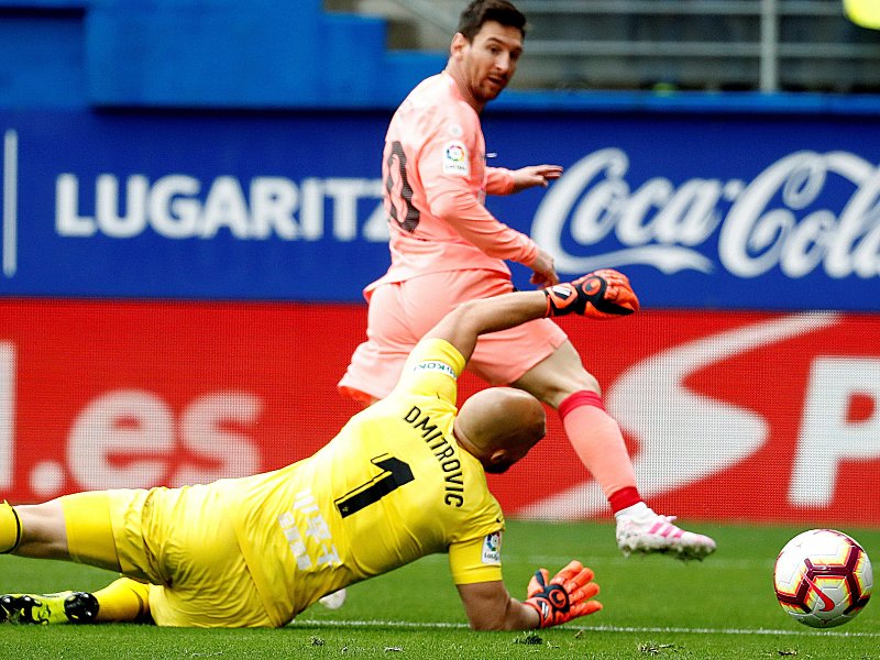 Sein erster Streich: Lionel Messi umkurvt Eibars Keeper Dmitrovic und schiebt ins leere Tor ein.