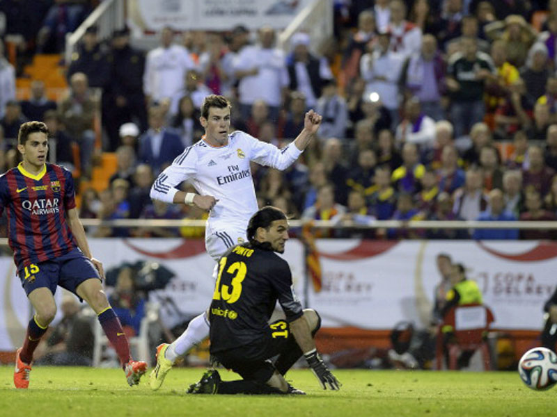Rannte Bartra davon und tunnelte Pinto zum vielumjubelten Siegtor: Madrids Bale (M.).