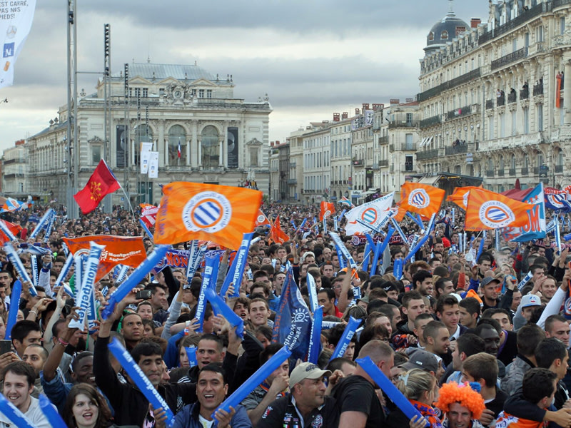 Erster Meistertitel: Auf der Place de la Com&#233;die feierten &#252;ber 20.000 Montpellier-Fans ihre Mannschaft.