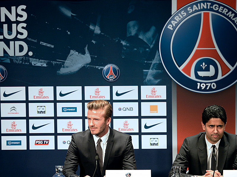 David Beckham w&#228;hrend seiner Pr&#228;sentation bei Paris St-Germain, rechts der katarische PSG-Pr&#228;sident NasserAl-Khelaifi.