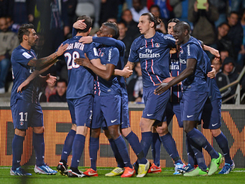 PSG jubelt &#252;ber das 1:0 in Lyon, das den Parisern den 3. Meistertitel bescherte.