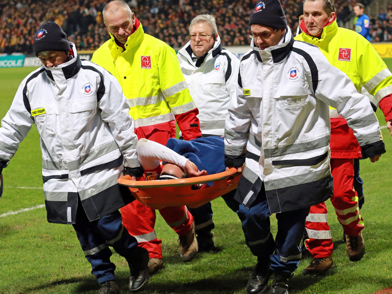 Konnte nicht mehr laufen: Im Pokalspiel des AS Monaco musste Falcao vom Platz getragen werden.