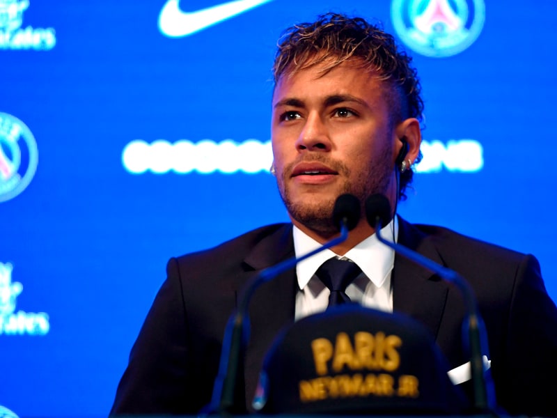 Angekommen und vorgestellt beim neuen Arbeitgeber: Neymar pr&#228;sentierte sich reflektiert und gut gelaunt.