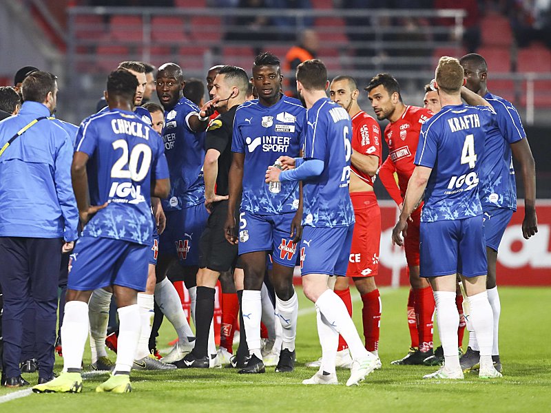 Unterbrechung wegen Rassismus: Spieler von Dijon und Amiens diskutieren am Freitagabend.