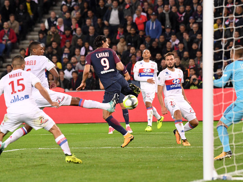 Bitterer Moment f&#252;r Lyon, das sonst nicht viel zulie&#223;: Marcelo bef&#246;rdert den Ball zum 0:1 ins eigene Tor.