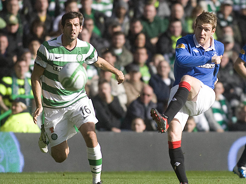 Celtics Ledley (li.) im Duell mit Davies (Rangers). 