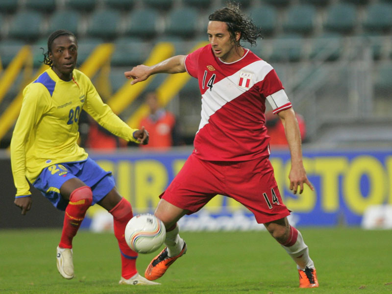 Innenbandriss: Claudio Pizarro (re.), hier bei einem Testspiel von Peru gegen Ecuadors Giovanny Nazareno.