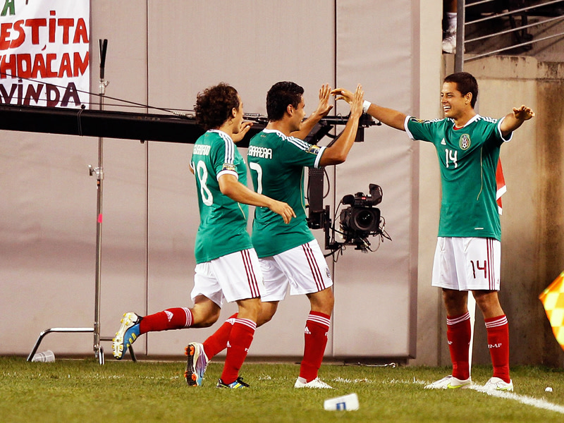 Matchwinner: Mexikos Javier Hernandez (re.) wird nach seinem entscheidenden Treffer gefeiert.