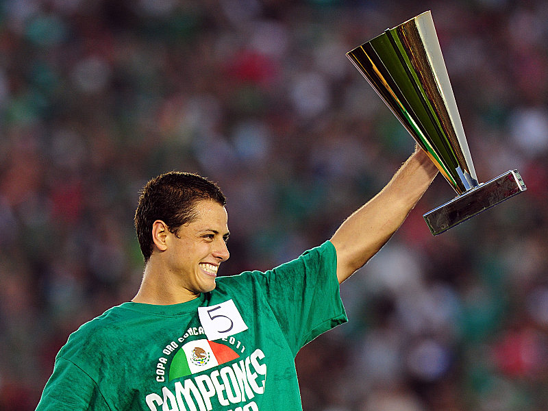 Mexikos Superstar Javier Hernandez zeigt stolz die Troph&#228;e f&#252;r den wertvollsten Spieler des Gold Cups.