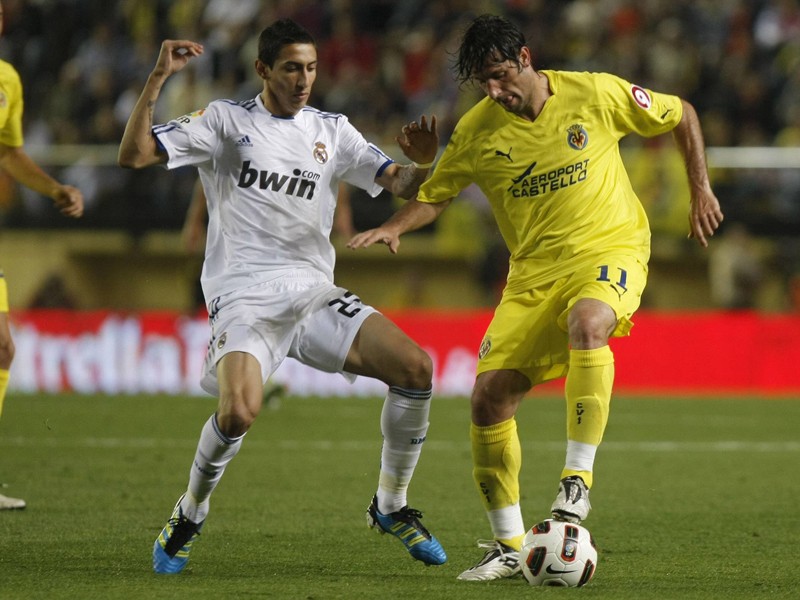 Auf ein T&#228;nzchen: Joan Capdevila (re., im Duell mit Real Madrids Angel di Maria) zaubert ab sofort f&#252;r Benfica Lissabon.