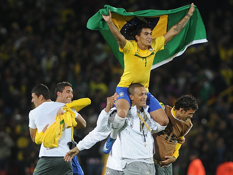 Grenzenloser Jubel in zwei Etagen: Dudu wird nach dem Triumph Brasiliens durchs Stadion getragen.