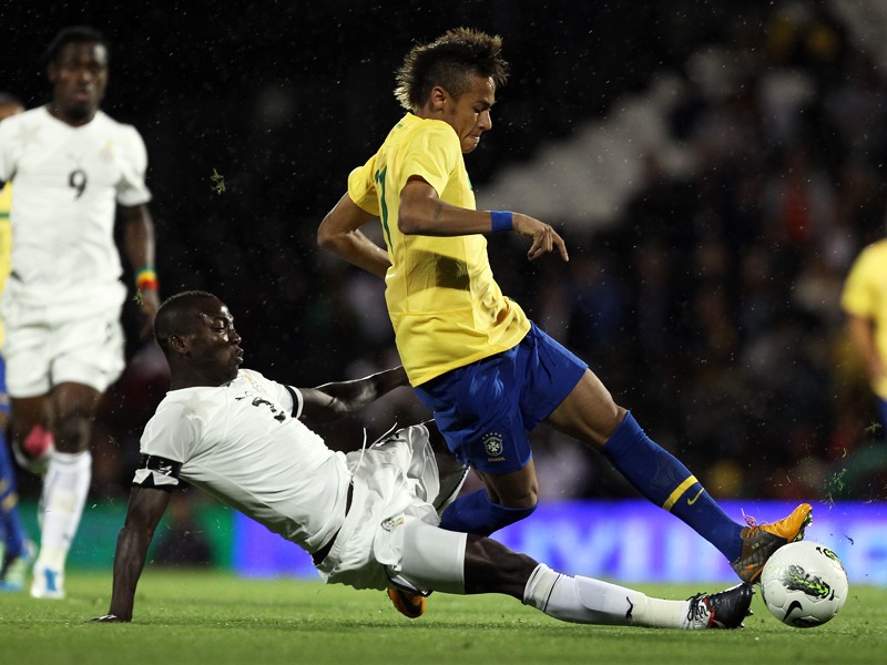 Platzverweis: Ghanas Daniel Opare, hier links gegen Neymar, sah gegen Brasilien Gelb-Rot. 