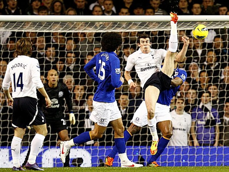 Versuch eines Fallr&#252;ckziehers: Tottenhams Gareth Bale im Spiel gegen Everton.