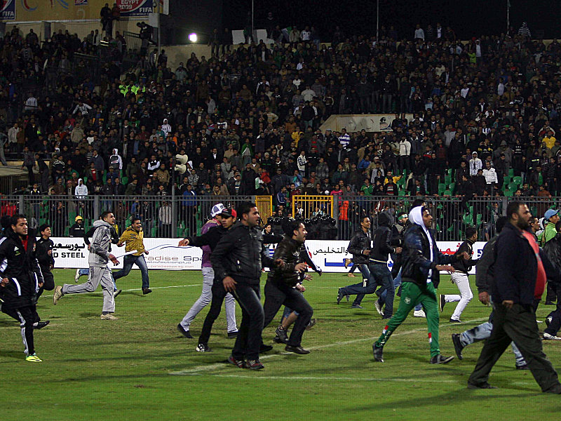 Randalierer laufen nach Abpfiff auf das Spielfeld in Port Said und l&#246;sen die Krawalle aus.