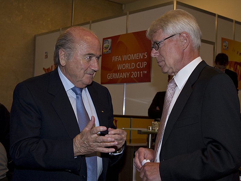 Scharfe Kritik von Reinhard Rauball (re.) an FIFA-Pr&#228;sident Joseph Blatter (Archivfoto von 2011).
