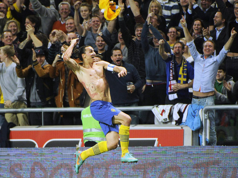 Was f&#252;r eine Show! Zlatan Ibrahimovic feiert sein unglaubliches Fallr&#252;ckzieher-Tor zum 4:2.