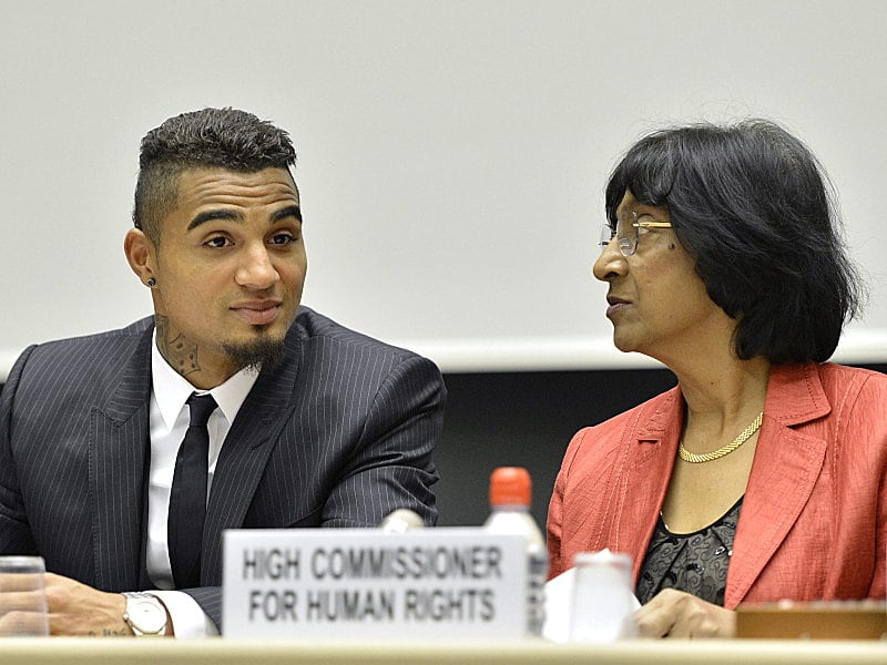 Milan-Profi Kevin-Prince Boateng und die f&#252;r Menschenrechtsfragen zust&#228;ndige UNHCHR-Kommissarin Navanethem Pillay.