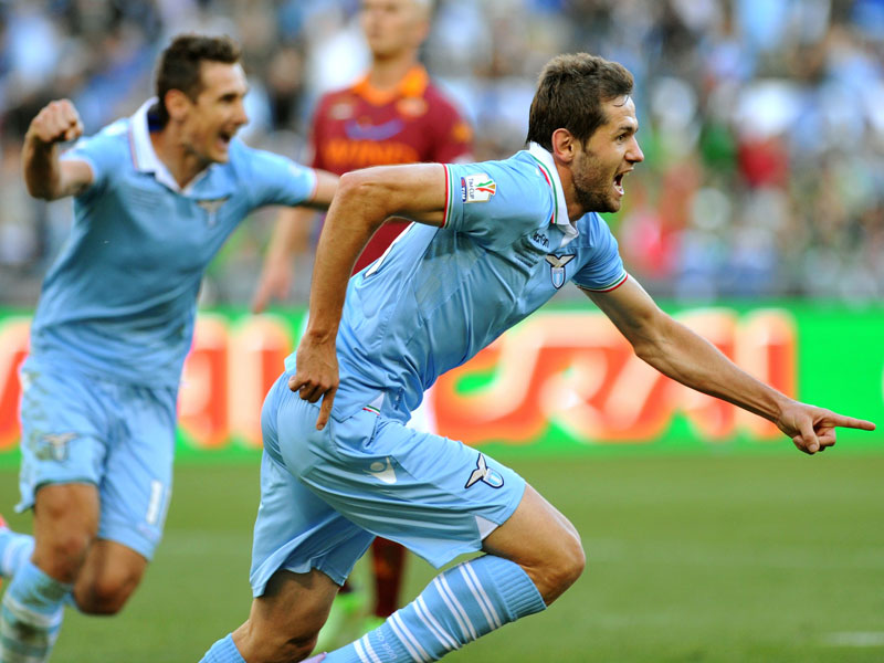 Lazios Pokalheld: Senad Lulic feiert sein Tor, im Hintergrund feiert Miroslav Klose mit.