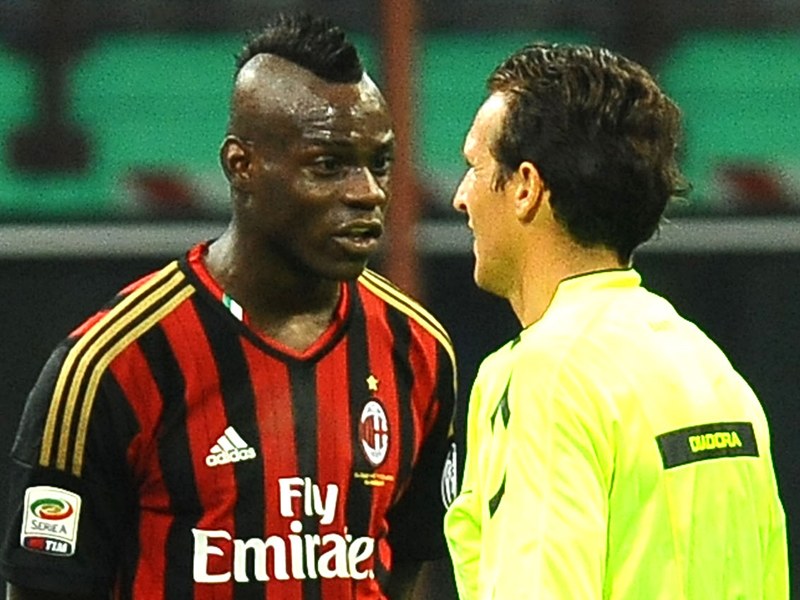 &quot;Beleidigende und einsch&#252;chternde Aussagen&quot;: AC Milans Mario Balotelli (li.) im Wortgefecht mit Schiedsrichter Luca Banti.