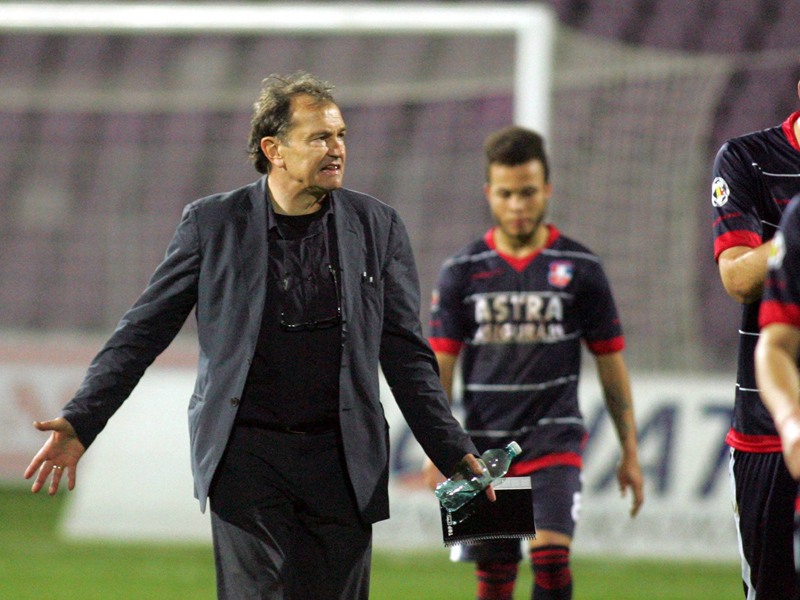 Niederlage beim Deb&#252;t: Ewald Lienen (li.).