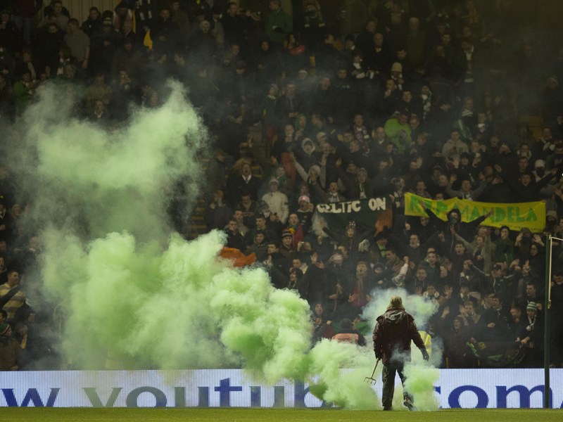 Unsch&#246;ne Szenen im Fir Park von Motherwell: Celtic-Glasgow-Fans werfen Rauchbomben aufs Spielfeld.