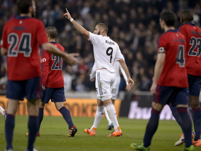 Ratloses Osasuna: Karim Benzema freut sich &#252;ber den 1:0-F&#252;hrungstreffer.