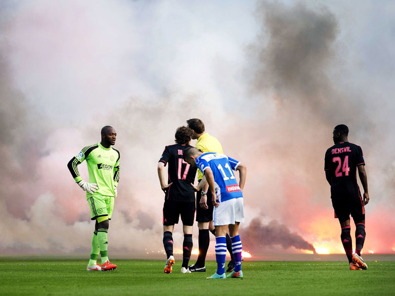 Viel Rauch in Rotterdam: Ajax-Hooligans sorgten im Pokalfinale f&#252;r eine Unterbrechung.