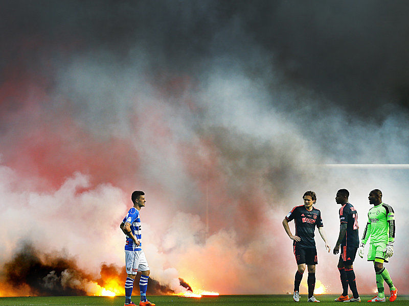 Unfassbar: Ajax-Chaoten werfen Pyrotechnik auf das Spielfeld.