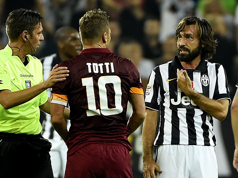 Eine Partie mit Frustpotenzial: Schiedsrichter Gianluca Rocchi, Francesco Totti und Andrea Pirlo diskutieren.