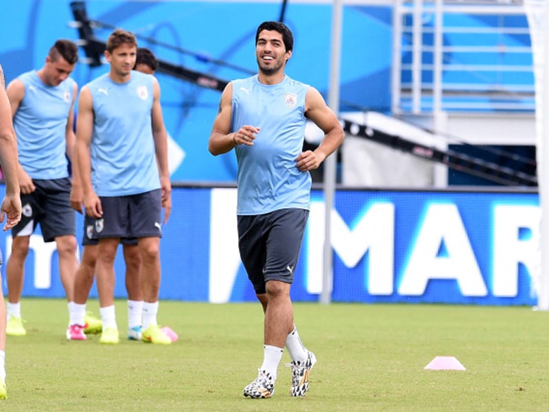 Erstmals wieder im Kreise der Nationalmannschaft: Der weiterhin f&#252;r Pflichtspiele gesperrte Luis Suarez.