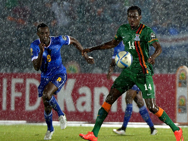 Heftiger Regen: Schon die Partie Kap Verde gegen Sambia (Toni Varela attackiert hier Sambias Kondwani Mtonga, re.) in Ebebiyin war stark in Mitleidenschaft gezogen worden.