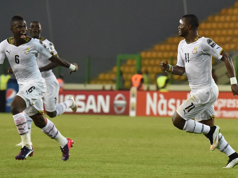 Bejubelt seinen Treffer zum 2:0 gegen &#196;quatorialguinea: Wakaso Mubarak (re.)