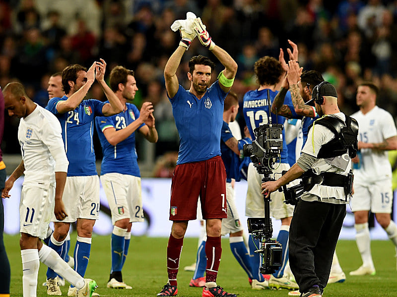 Bedankte sich bei den Fans, konnte beim 1:1 aber nichts ausrichten: Italiens Nummer eins Gianluigi Buffon (Mitte).