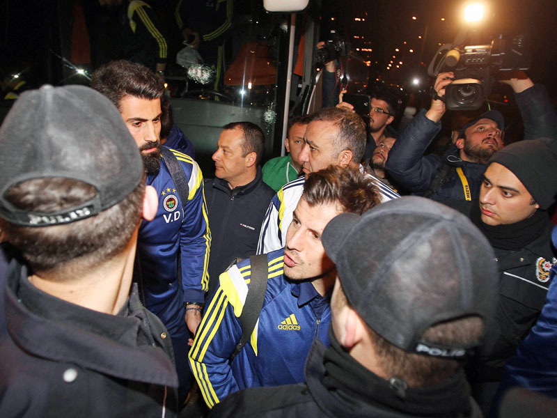 Wurden von etlichen Polizisten aus dem besch&#228;digten Bus eskortiert: die Spieler von Fenerbahce Istanbul.