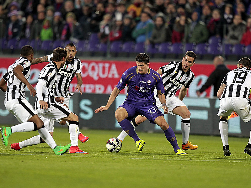 Mario Gomez m&#252;ht sich gegen mehrere Spieler von Juventus Turin - letztlich vergebens.