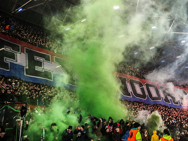 Feuerwerksk&#246;rper, Rauchbomben, rassistische Ausf&#228;lle: Feyenoord-Chaoten werden teuer f&#252;r den Verein.