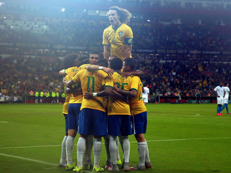Im Mittelpunkt des Feiergeschehens: Roberto Firmino (#11) traf als Einziger, David Luiz freut sich im zweiten Stock.