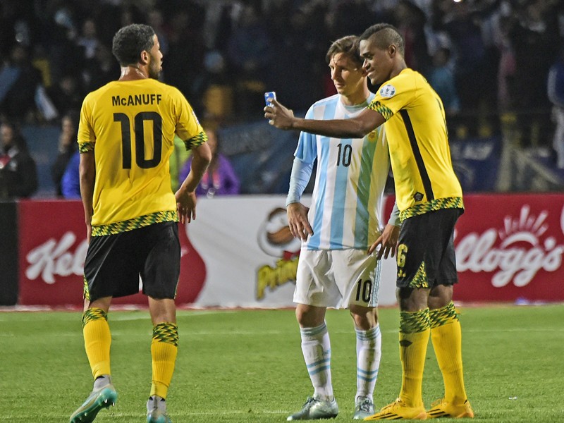 Selfie mit Kollege: Deshorn Brown (re.) lichtete sich und Lionel Messi nach der Niederlage der Jamaikaner ab.