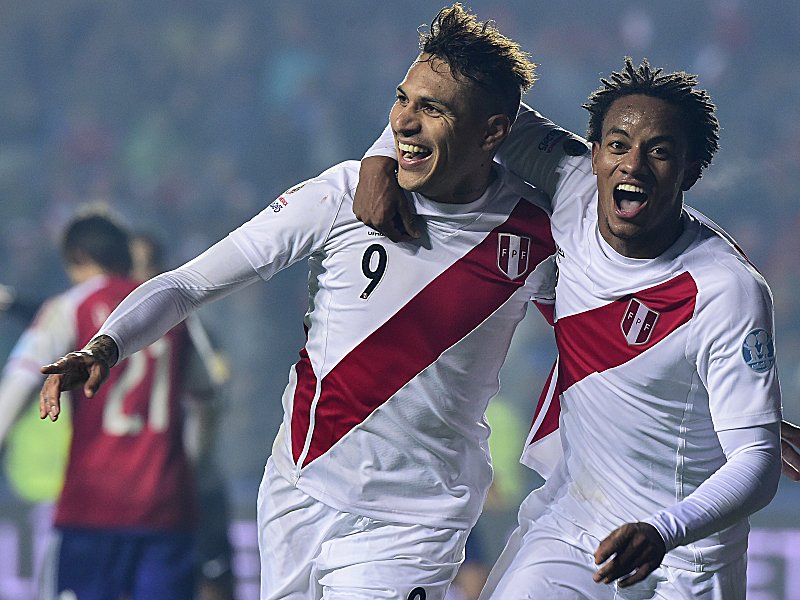 Bronzeplatz f&#252;r Peru: Paolo Guerrero (li.) und Andre Carrillo feiern den Erfolg &#252;ber Paraguay.