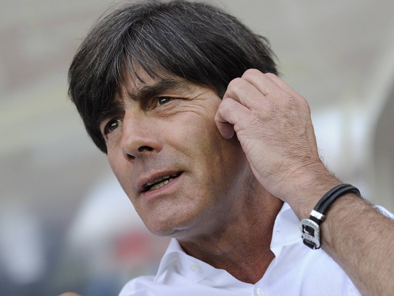 Abgerutscht: Keine erfreulichen Nachrichten f&#252;r Bundestrainer Joachim L&#246;w und sein Team.