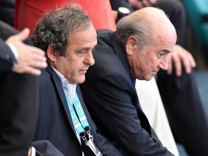 Bei den Ermittlungen geht es auch um einen fr&#252;heren Deal zwischen Michel Platini und Joseph Blatter (re.).